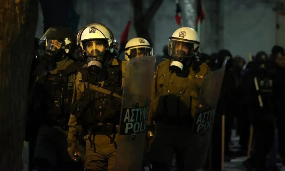 Επίθεση ομάδας ατόμων σε διμοιρία των ΜΑΤ στο ΑΠΘ - Πέταξαν πέτρες και μπουκάλια